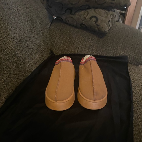 Slippers - Picture 2 of 4